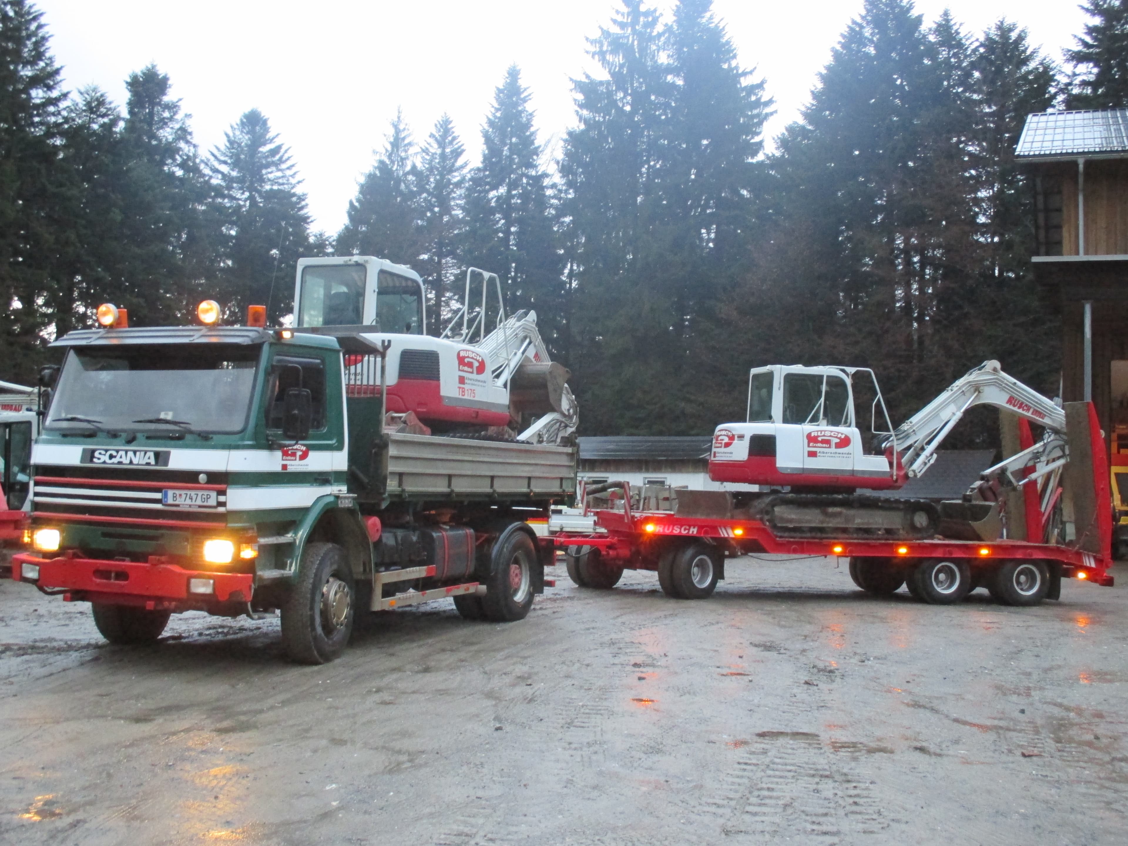 Scania Lkw mit Minibagger auf dem Tieflader